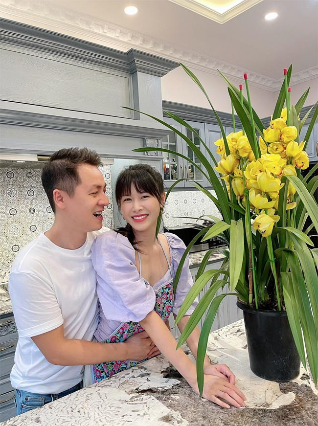 Ngoài hai biệt thư, vợ chồng Đăng Khôi còn sở hữu rất nhiều xe sang.