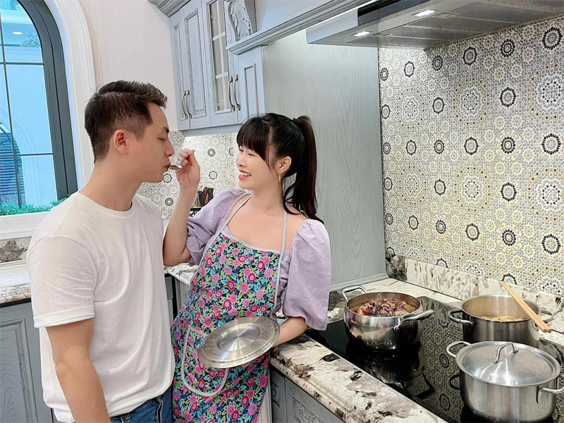 Những khoảnh khắc tình tứ, dễ thương của hai vợ chồng Đăng Khôi - Thuỷ Anh được nhiều người ngưỡng mộ.