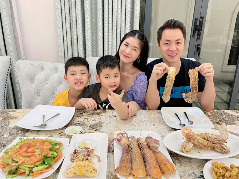 Kể từ khi kết hôn, Thuỷ Anh rời bỏ nghề mẫu và toàn tâm toàn ý chăm lo cho gia đình nhỏ. Còn Đăng Khôi thì nổi tiếng là người chồng yêu chiều vợ con.