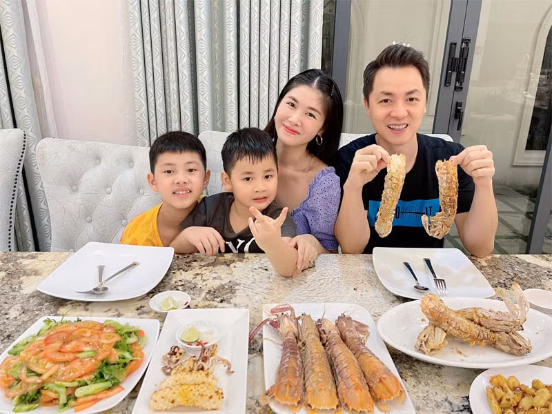 Kể từ khi kết hôn, Thuỷ Anh rời bỏ nghề mẫu và toàn tâm toàn ý chăm lo cho gia đình nhỏ. Còn Đăng Khôi thì nổi tiếng là người chồng yêu chiều vợ con.