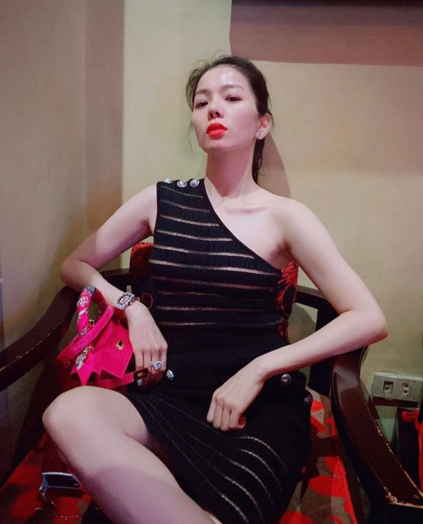 Tuy vậy, bạn gái Lâm Bảo Châu không ít lần bị chỉ trích về trang phục lẫn cách tạo dáng chụp ảnh gây phản cảm.