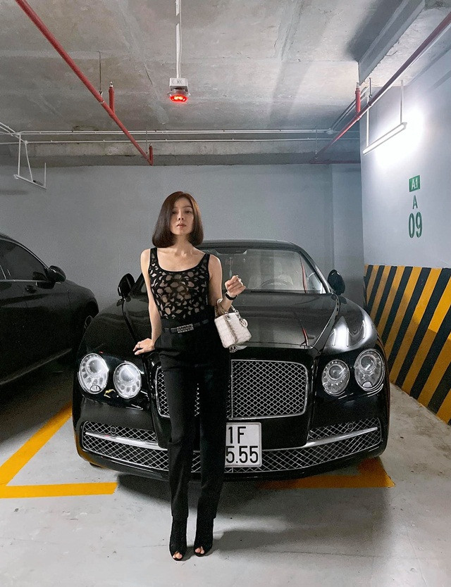 Có thể thấy, để tránh tối đa sự cố "lộ hàng" gây tranh cãi như những lần trước đó, "nữ hoàng phòng trà" đã khéo léo sử dụng thêm miếng dán ngực có màu sắc tiệp với màu da.