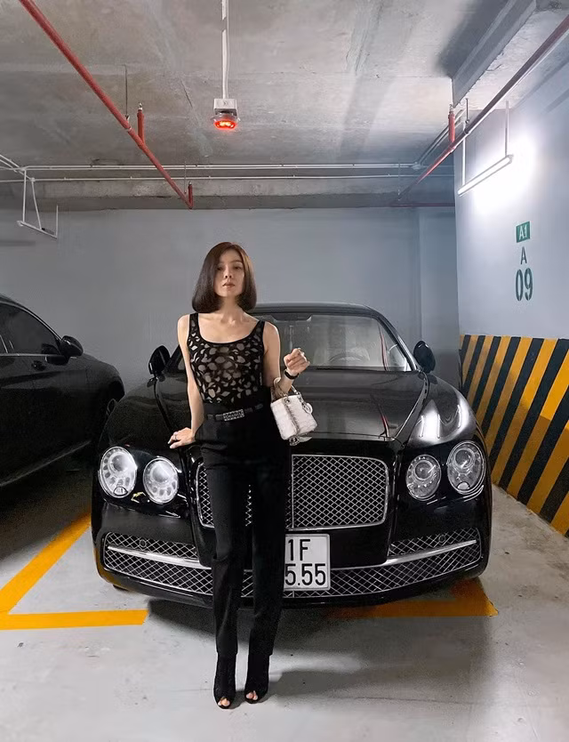 Có thể thấy, để tránh tối đa sự cố "lộ hàng" gây tranh cãi như những lần trước đó, "nữ hoàng phòng trà" đã khéo léo sử dụng thêm miếng dán ngực có màu sắc tiệp với màu da.