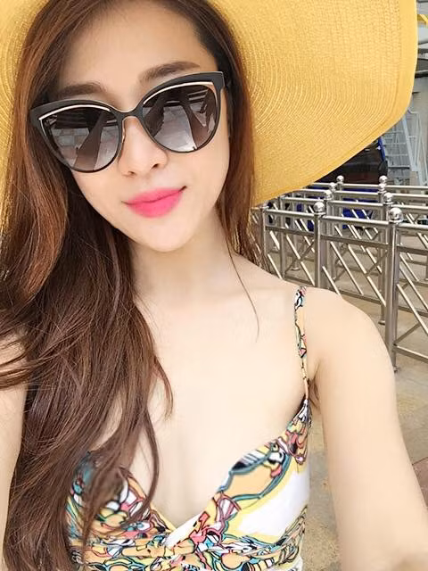 Trước khi xuất hiện trong “Làng ế vợ”, Cẩm Nhung là người mẫu và cô tham gia trong game show “Hãy chọn giá đúng”.