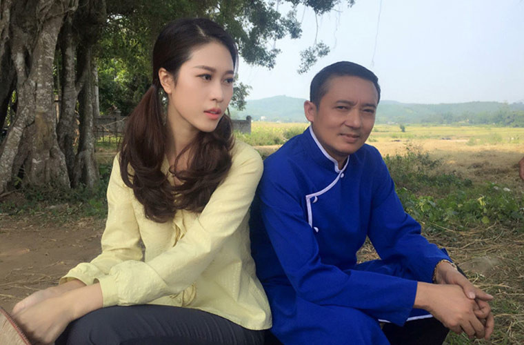 Cẩm Nhung và Chiến Thắng trong phim "Làng ế vợ".