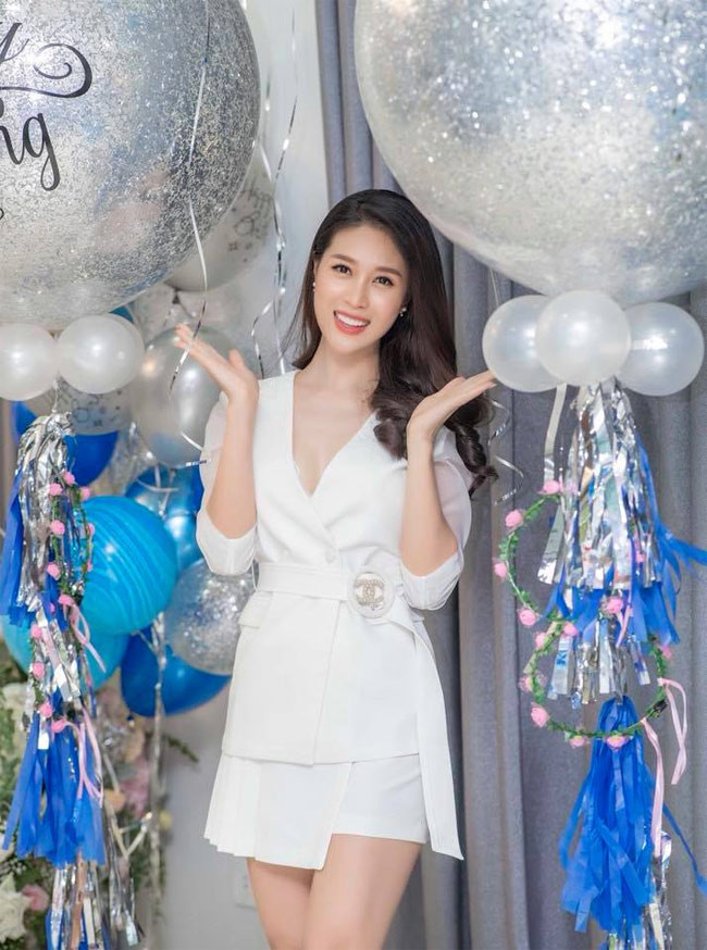 Ngoài “Làng ế vợ”, người đẹp Tuyên Quang còn tham gia phim hài “Đại gia chân đất”.