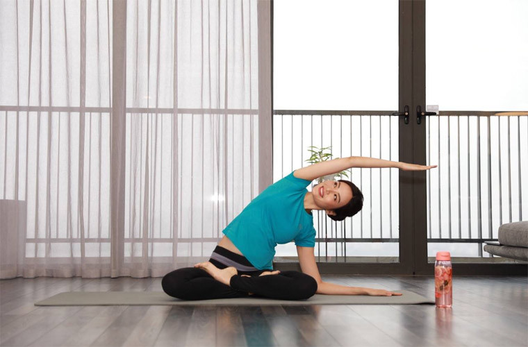 Đam mê lớn nhất của người đẹp sinh năm 1976 là yoga. Cô thực hành được rất nhiều tư thế khó và chăm chỉ tập luyện hàng ngày.