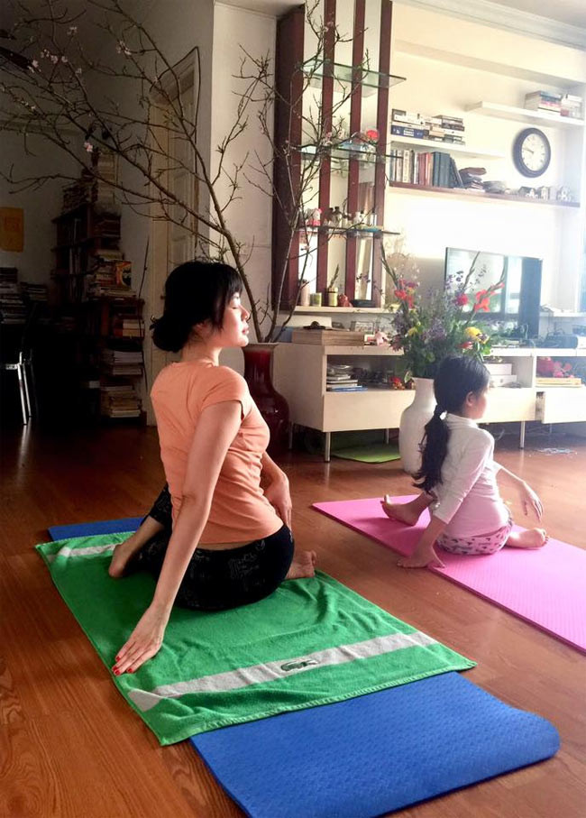 Thu Thủy còn truyền cảm hứng tập yoga cho các con và rủ con tập cùng mình.