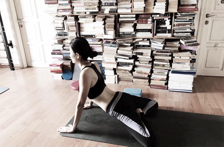 Giá sách của nhà Hoa hậu Việt Nam 2014 rất đồ sộ và nhiều đầu sách.