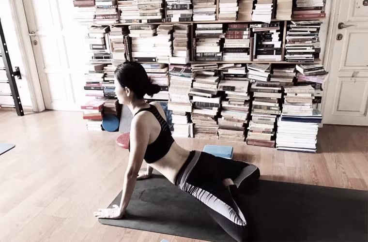 Giá sách của nhà Hoa hậu Việt Nam 2014 rất đồ sộ và nhiều đầu sách.