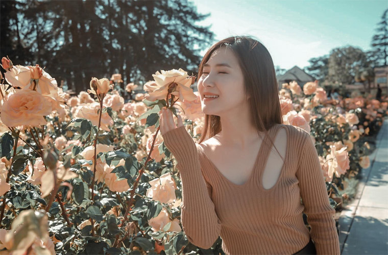 Hiện Hương Tràm đang sống trong nhà căn nhà thuê xinh đẹp tại Mỹ và cô đang tận hưởng cuộc sống rất yên bình.