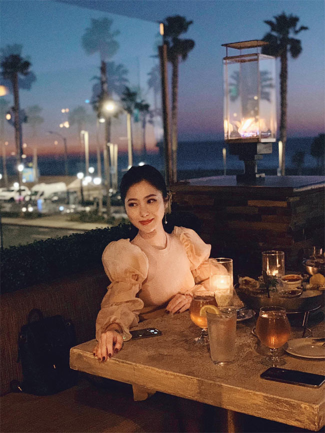 Sang Mỹ, ngoài việc học, ca sĩ Hương Tràm phải tự nấu nướng. Không phải là người giỏi nội trợ nên nữ ca sĩ phải học nấu từ những món đơn giản nhất.