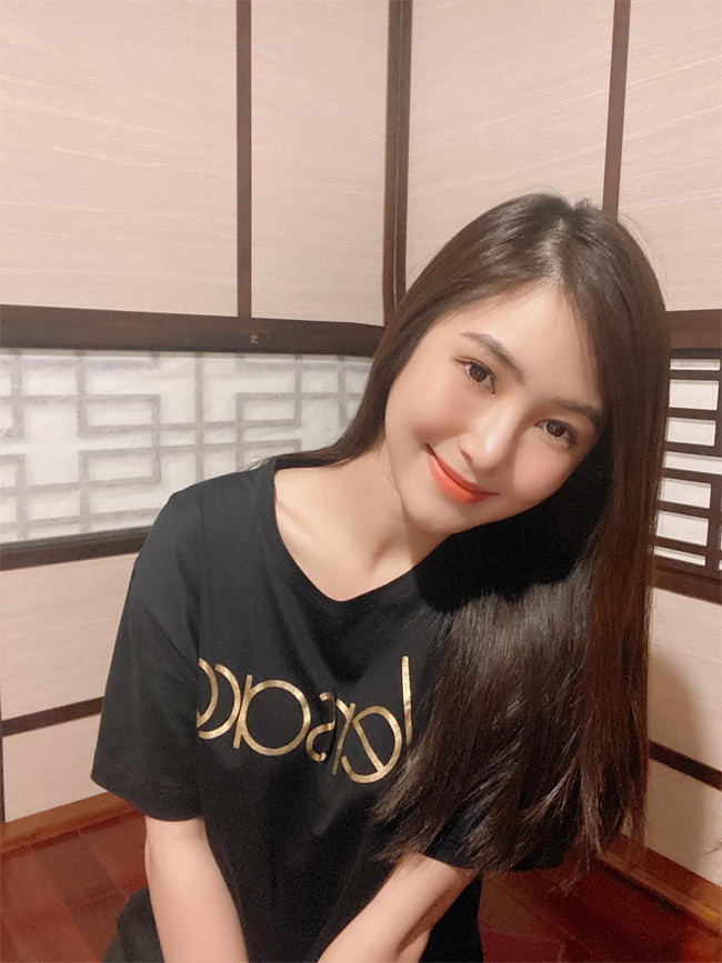 Cách đây hai năm, khi đột ngột rời showbiz sang Mỹ du học và cân bằng lại cuộc sống, nữ ca sĩ sinh năm 1995 bị nghi ngờ sang Mỹ bí mật sinh con. Đối mặt với tin đồn, phía Hương Tràm phủ nhận. Lần này, với động thái khoe ảnh siêu âm, nữ ca sĩ Hương Tràm vướng nghi vấn mang bầu và được fan rầm rộ chúc mừng.