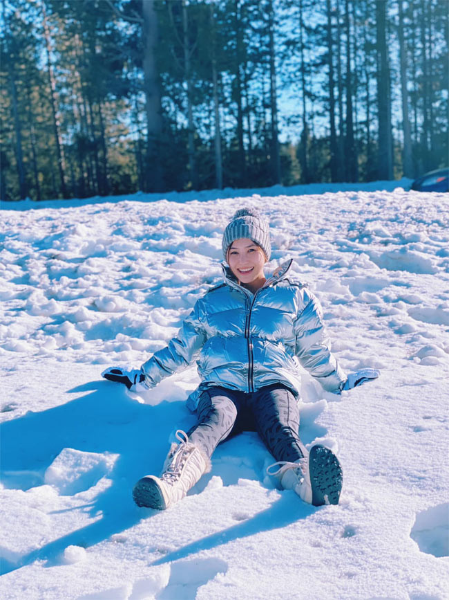 Nữ ca sĩ sinh năm 1995 vui vẻ tận hưởng cuộc sống bên Mỹ khi đi du học.