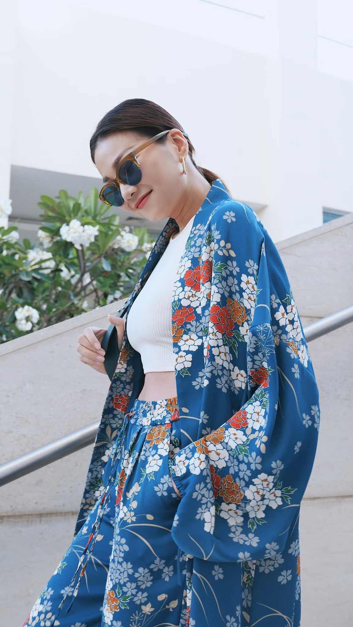 Lợi thế vòng eo "con kiến" được nữ siêu mẫu khoe triệt để qua những trang phục hở bụng hay cut out ở eo.