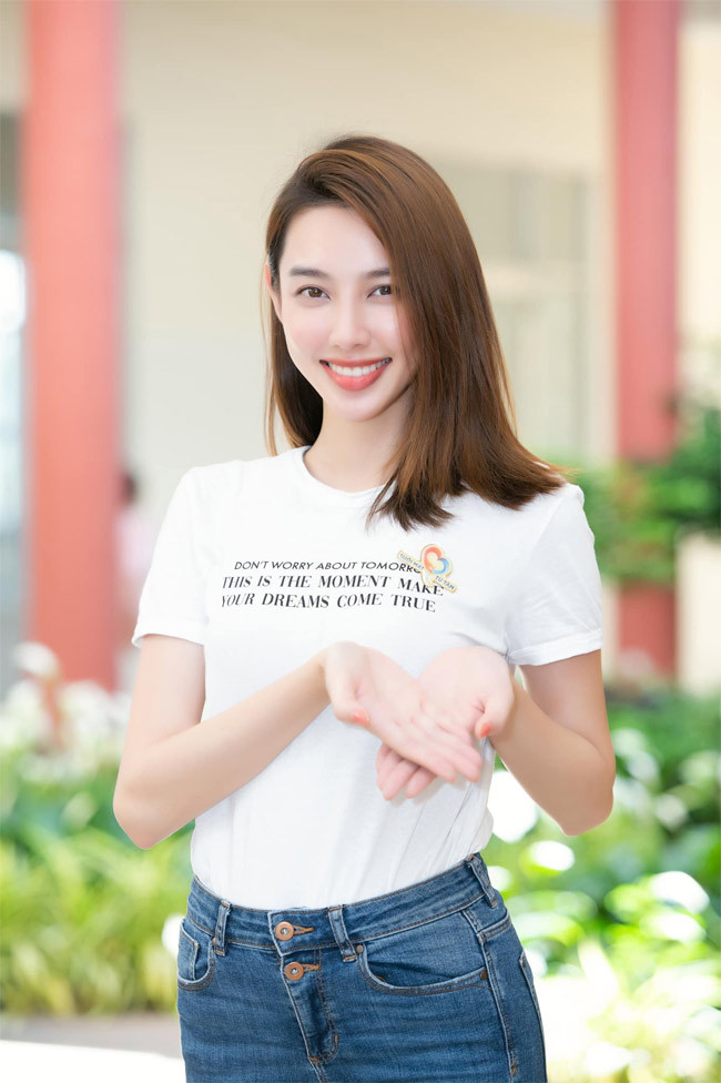 Diện đồ jeans, áo phông trắng giản dị nhưng nhìn Thuỳ Tiên đẹp rạng ngời.
