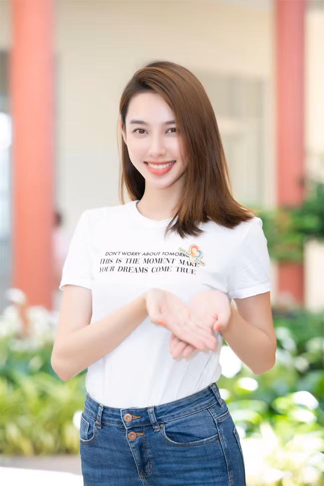 Diện đồ jeans, áo phông trắng giản dị nhưng nhìn Thuỳ Tiên đẹp rạng ngời.