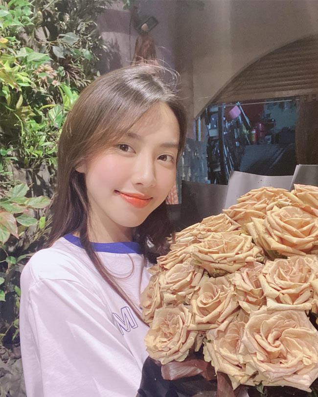 Trang phục giản dị, trang điểm nhẹ nhàng chính là lúc Thuỳ Tiên xinh đẹp nhất.