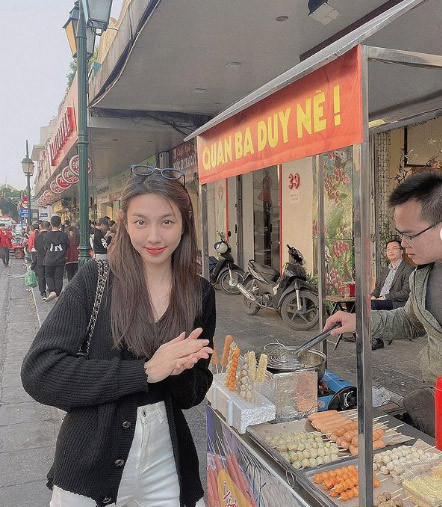 Áo khoác len đen, quần jeans trắng, tóc xoã tự nhiên, Thuỳ Tiên giản dị dạo phố.