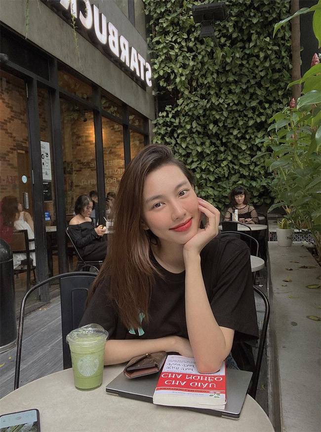 Người đẹp sinh năm 1998 mặc đơn giản khi đi uống cà phê nhưng càng giản dị vẻ đẹp của cô lại càng nổi bật.