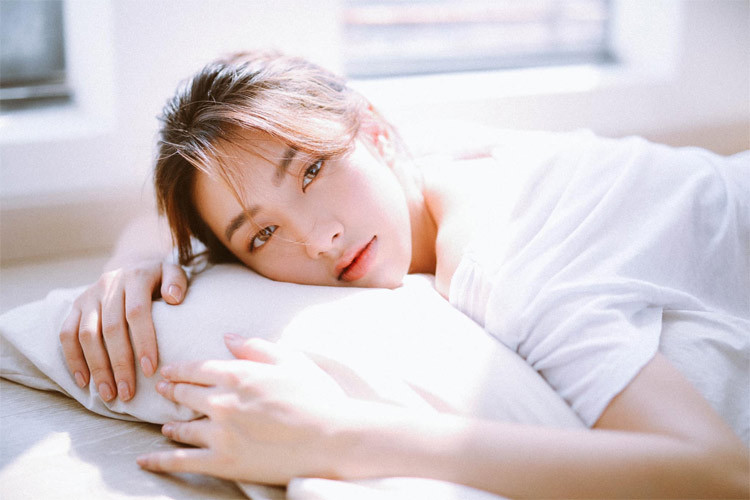 Người đẹp 23 tuổi khoe vẻ đẹp trong veo trong nắng sớm.