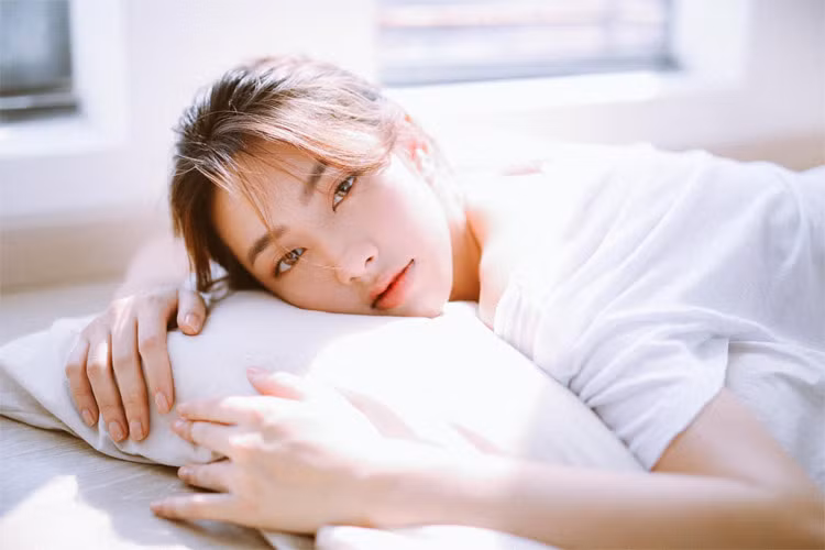 Người đẹp 23 tuổi khoe vẻ đẹp trong veo trong nắng sớm.