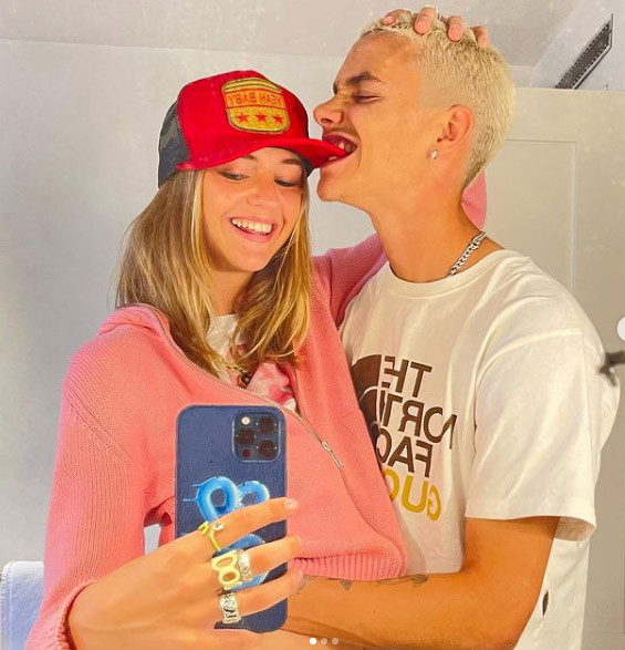 Theo một nguồn tin, Romeo - Mia cùng chung sở thích du lịch, tính cách tinh nghịch và sống rất tình cảm.