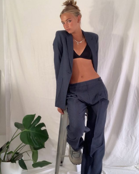 Romeo có bản tính hiền lành, điềm đạm và thủy chung hơn anh trai Brooklyn nên trong suốt 2 năm quen nhau, tình cảm của Romeo và Mia ngày càng khăng khít chứ không hề có chuyện anh đứng núi này, trông núi nọ.