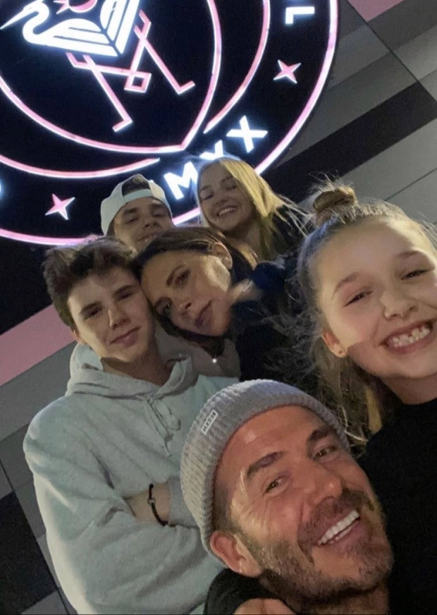 Mia cũng hay góp mặt trong các dịp đi chơi chung của gia đình Beck-Vic và được mọi người coi như một thành viên trong gia đình.