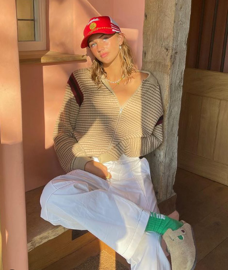 Mia Moocher, cao 1m77, đã được mẹ bạn trai Romeo chọn làm gương mặt đại diện cho trang phục mới nhất vào năm 2020.