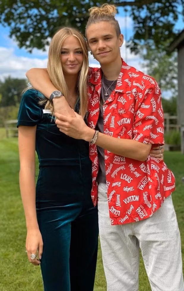 Mia Moocher (tên thật Mia Regan, sinh năm 2002) là người mẫu thuộc công ty Storm Model. Bạn gái Romeo được đánh giá là gương mặt triển vọng của làng mốt Anh.