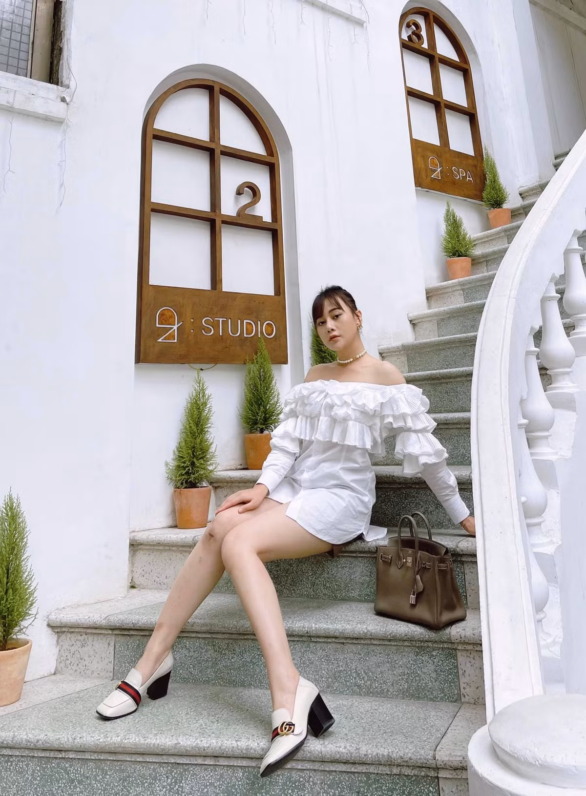 Trong hình ảnh mới nhất, Phương Oanh khoe vẻ đẹp vừa trẻ trung vừa quyến rũ trong chiếc áo sơ mi trắng trễ vai, kết hợp với quần soóc khoe đôi chân thon dài.