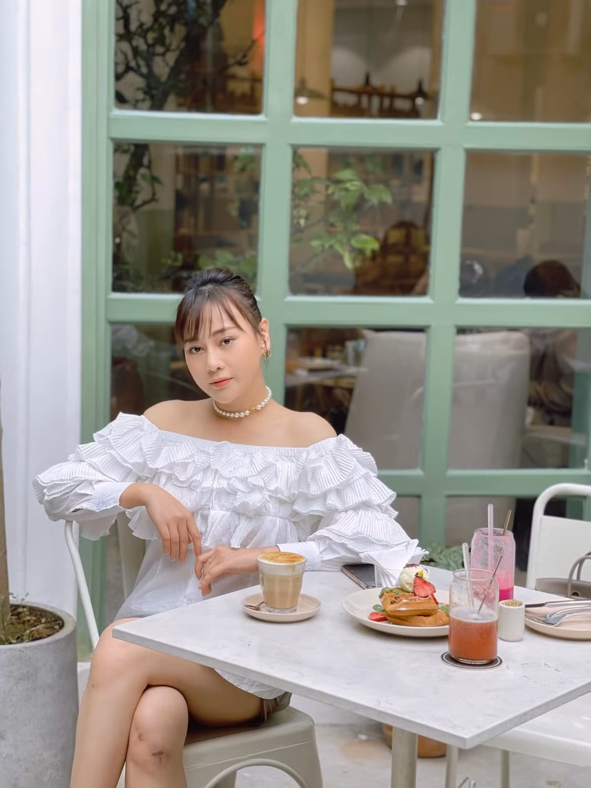 Trước thắc mắc của mọi người, nữ diễn viên lý giải: "Chắc hẳn nhiều người sẽ nghĩ: Sao Oanh không dùng che khuyết điểm, sao chụp hình không xoá sẹo đi cho nuột phải không ạ? Nhưng không, Oanh sẽ không làm thế. Bởi với Oanh nó là những vết tích của sự lăn xả, sự nỗ lực, sự cố gắng hết sức mình để có được những đúp quay chân thực nhất có thể. Là những vết tích đáng tự hào thì tại sao phải che giấu? Xấu mà đẹp đúng không cả nhà?".