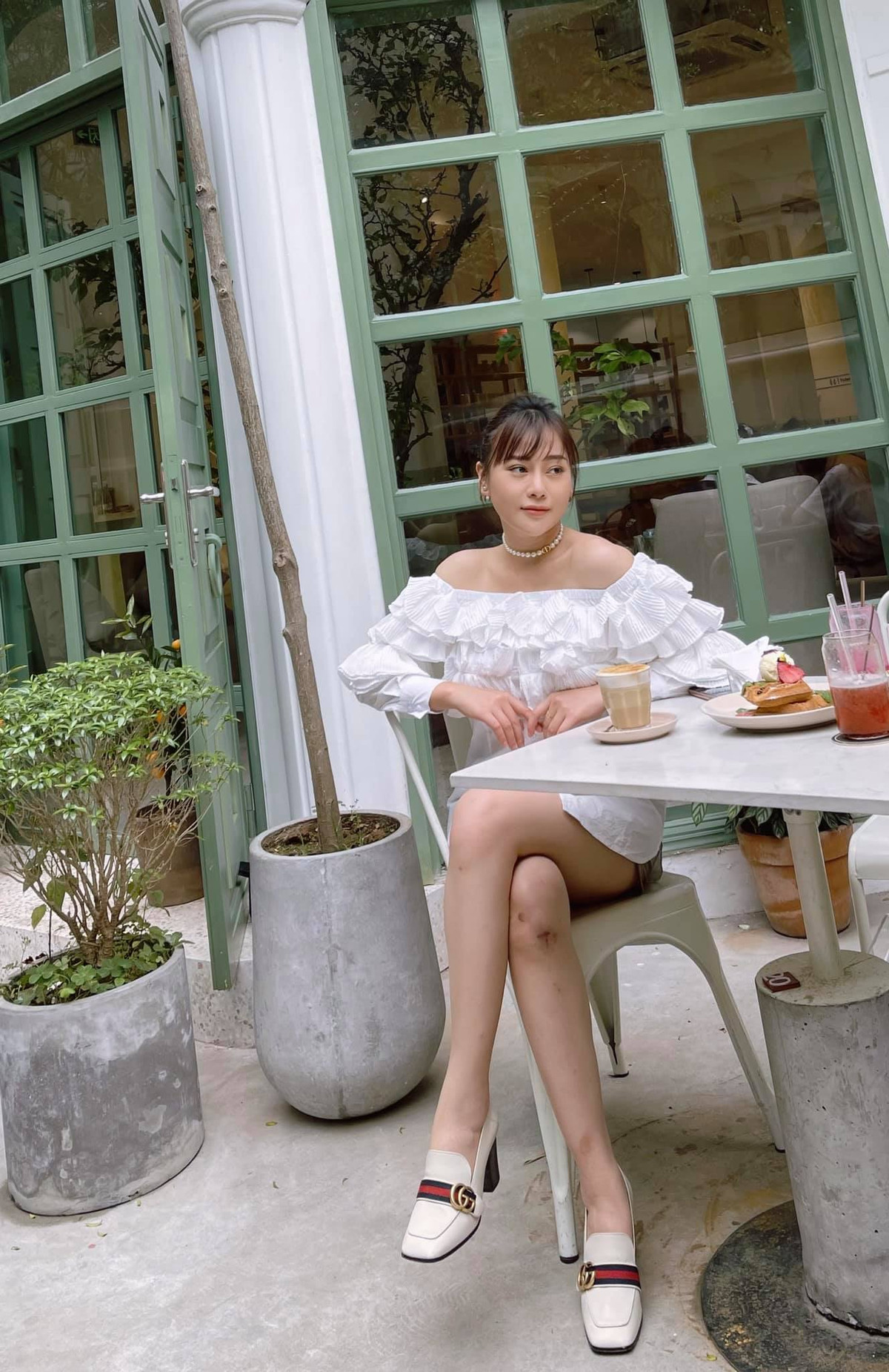 "Quỳnh búp bê" không ngại để lộ những vết sẹo bầm tím ở đầu gối.