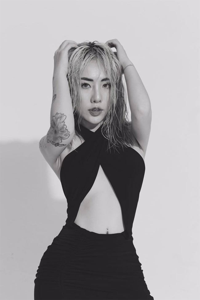 Trước đó, trên trang cá nhân, Du Uyên bất ngờ đăng status đầy ẩn ý: "Dạo này mình gặp nhiều người để giải quyết công việc "cũ" và nghe rất nhiều điều không đúng, sai sự thật mà "bạn" kể về mình. Nó đang làm ảnh hưởng tới công việc và mối quan hệ của mình. Mình hứa sẽ viết hết quá trình từ lúc mình và bạn gặp nhau, những chuyện mình phải gánh chịu ngày hôm nay... Để bảo vệ mình. Thân NTD".