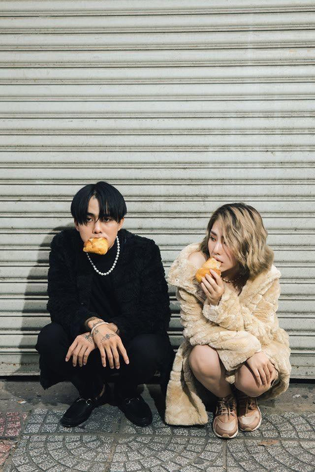 Đạt G và Du Uyên quen nhau khi tham gia ca khúc "Tết Long phụng sum vầy" năm 2018. Sau khi thành đôi, hai người đã kết hợp ăn ý để cho ra mắt nhiều bài hát được giới trẻ yêu thích như: “Khó vẽ nụ cười”, “Bánh mì không”, “Gói xôi vội”...