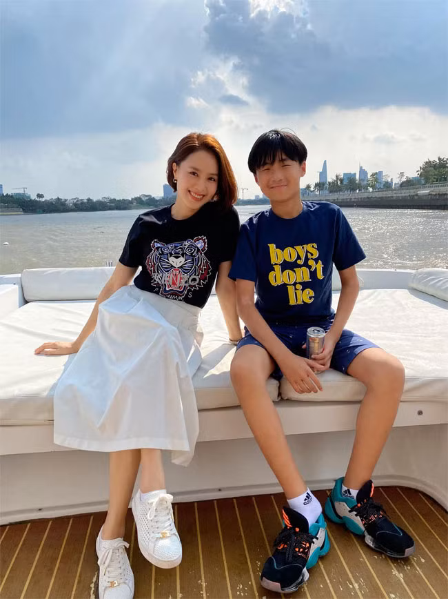 Hồng Diễm chụp ảnh với con trai.