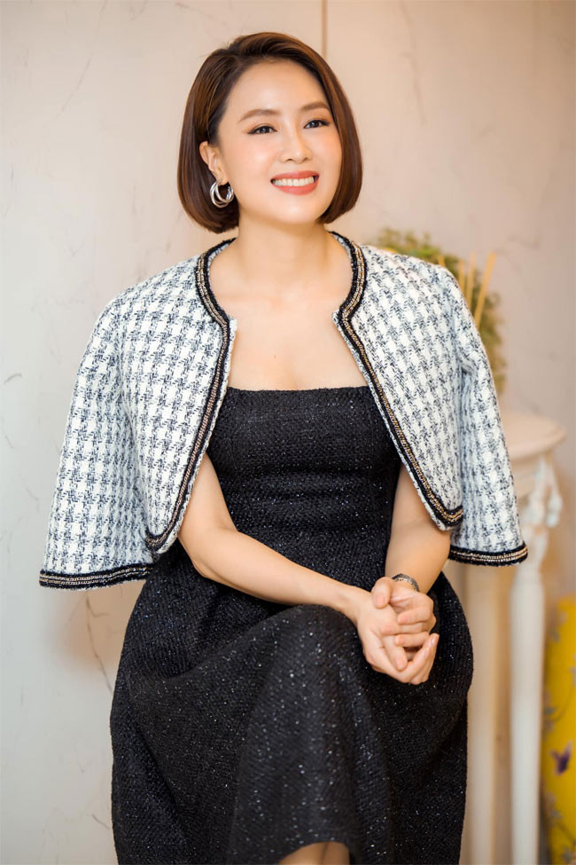 Khi hai con đã lớn, Hồng Diễm trở lại với màn ảnh và gây ấn tượng với bộ phim: “Cả một đời ân oán”, “Hoa hồng trên ngực trái” và mới đây nhất là “Hướng dương ngược nắng”.