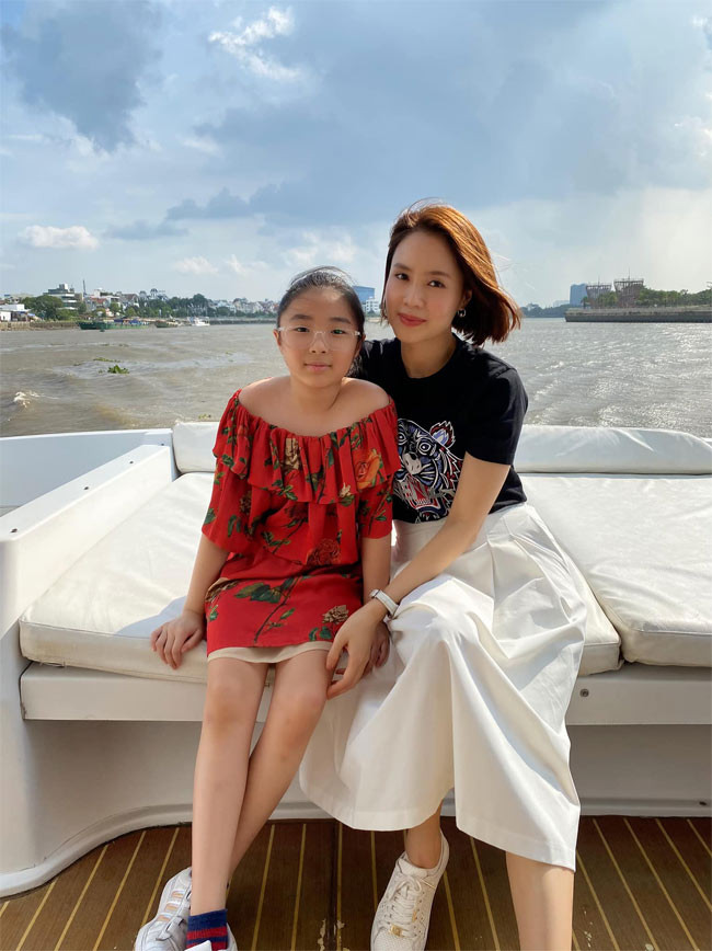 Hồng Diễm là một trong những ngôi sao kín tiếng chuyện đời tư nhất showbiz. Mọi người chỉ biết chồng cô là một doanh nhân, hơn cô 12 tuổi và hai người có hai con chung, một trai, một gái (ảnh).