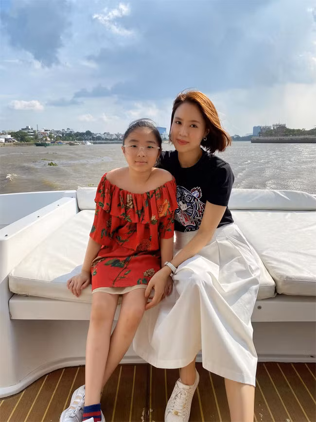 Hồng Diễm là một trong những ngôi sao kín tiếng chuyện đời tư nhất showbiz. Mọi người chỉ biết chồng cô là một doanh nhân, hơn cô 12 tuổi và hai người có hai con chung, một trai, một gái (ảnh).