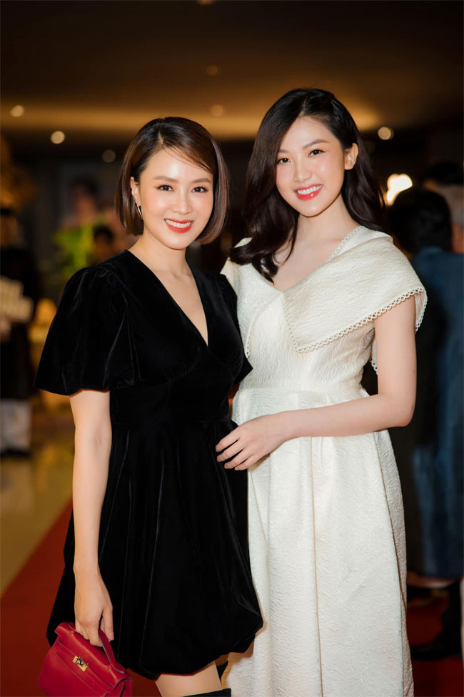 Đứng cạnh với nữ diễn viên đàn em kém 14 tuổi Lương Thanh, nhưng trông cô và nữ đồng nghiệp như cùng lứa.