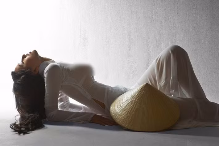 Hình ảnh Mai Phương Thúy diện áo dài xuyên thấu làm lộ gần như 90% cơ thể từng khiến người đẹp bị "ném đá" không ngớt.