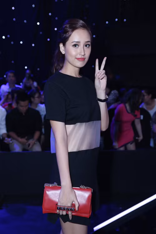 Chiếc váy suông màu đen lạ mắt xuyên thấu ở vùng eo từng được nàng hậu diện đi diện lại trong các sự kiện trước đây. Ảnh: Chanh.