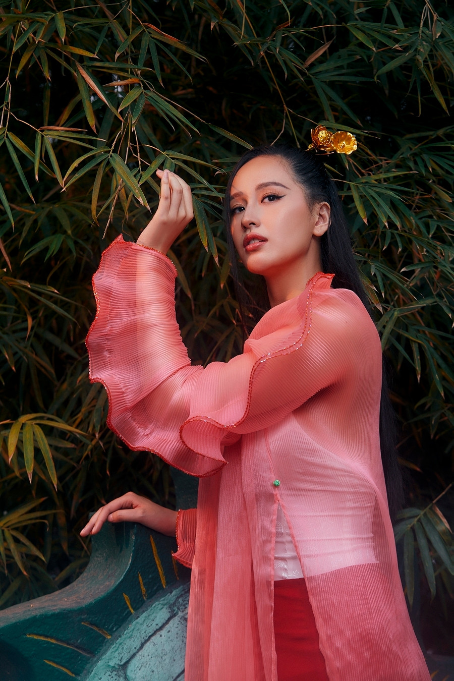 Vóc dáng gợi cảm của nàng hậu lấp ló ẩn hiện sau lớp áo dài xuyên thấu. Ảnh: Hoàng Phúc.