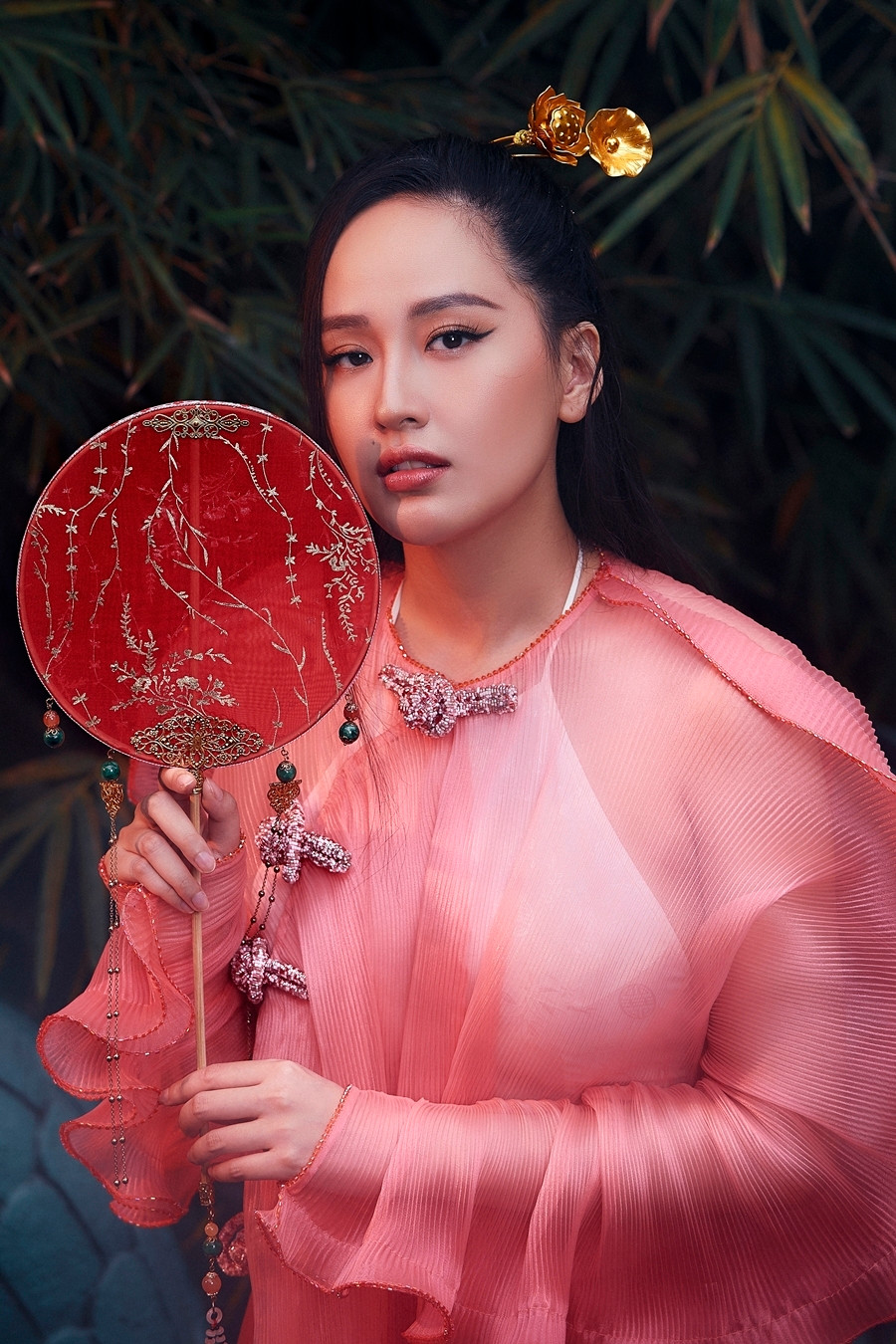 Trong trang phục áo dài xuyên thấu, phối yếm đào của NTK Thủy Nguyễn, Hoa hậu Mai Phương Thúy khoe khéo được vòng một căng tròn. Ảnh: Hoàng Phúc.