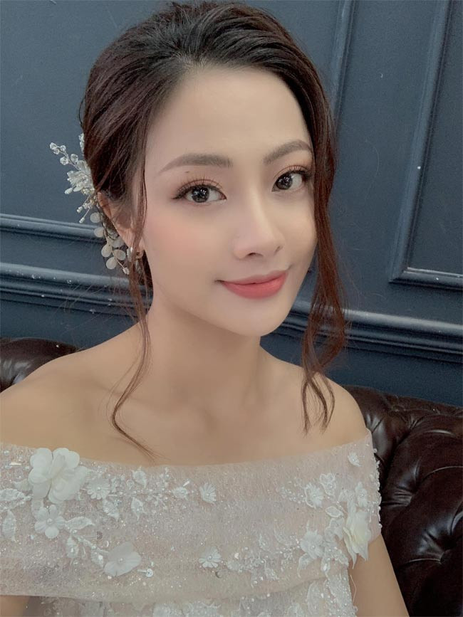 Năm 2011, cô lọt top 20 thí sinh xuất sắc của cuộc thi Miss Teen 2011.