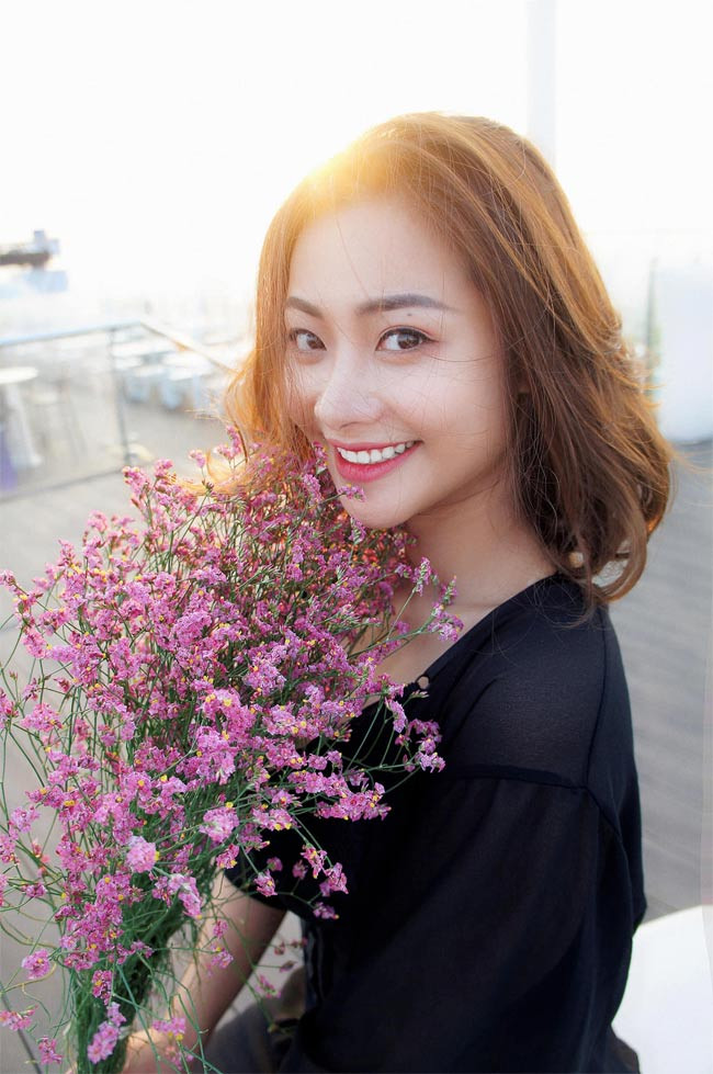 Ngoài nghề diễn, Huyền Thạch còn làm người mẫu ảnh, đóng MV, quảng cáo. Hiện nay, cô đang là đại sứ thương hiệu của 10 nhãn hàng nổi tiếng.