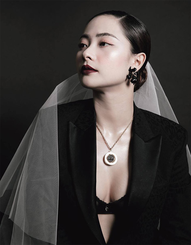 Huyền Thạch cho biết cô là người sống bản năng, yêu hết mình và sẽ chia tay khi tình yêu không còn duyên phận. Nữ diễn viên "Mùa hoa tìm lại" cũng tự nhận mình không phải là người khéo léo, nhẹ nhàng.