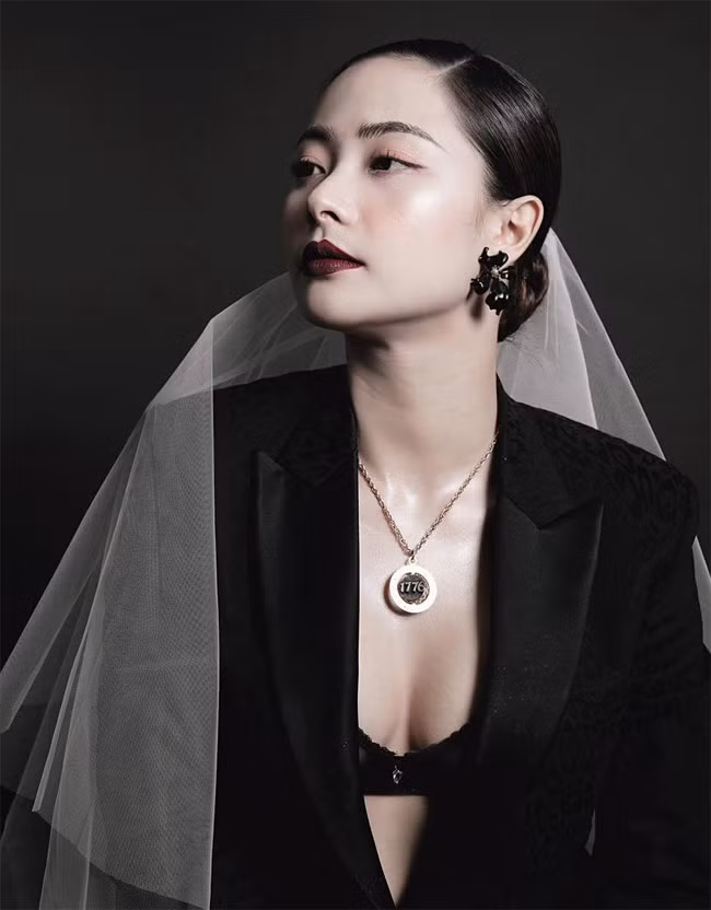 Huyền Thạch cho biết cô là người sống bản năng, yêu hết mình và sẽ chia tay khi tình yêu không còn duyên phận. Nữ diễn viên "Mùa hoa tìm lại" cũng tự nhận mình không phải là người khéo léo, nhẹ nhàng.