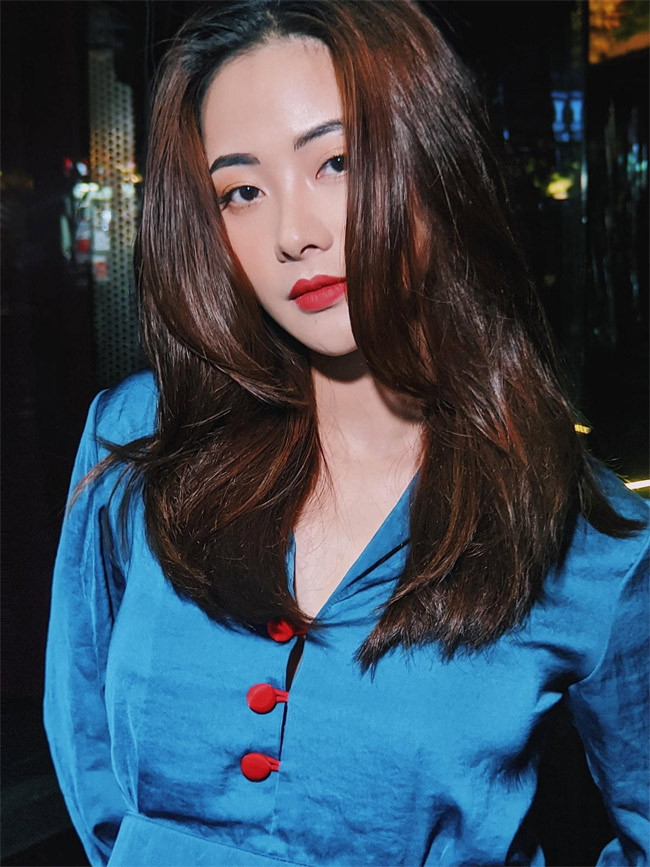 Huyền Thạch sinh năm 1994, ngoài phim “Mùa hoa tìm lại” cô đóng khá nhiều phim truyền hình như: “Phóng viên vui nhộn”, “Hai trái tim vàng”, “Chỉ có thể là yêu”, “Phụ nữ là số một”, “Bạch mã hoàng tử”, “Chiều ngang qua phố cũ”, “Mê cung”, “Kẻ sát nhân cô độc”, “Chạy trốn thanh xuân”…